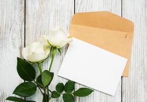 witte rozen en envelop foto