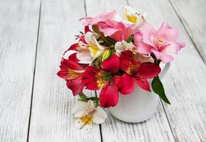 mooi boeket roze alstroemeria foto