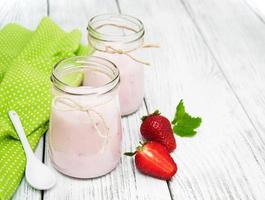 yoghurt met verse aardbeien foto