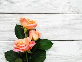 roze rozen op een houten achtergrond foto