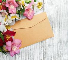 papieren envelop met alstroemeria bloemen foto