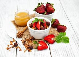 huisgemaakte granola met aardbeien foto