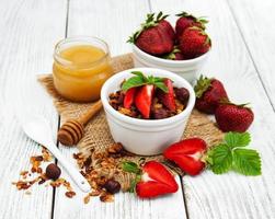 huisgemaakte granola met aardbeien foto