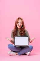 jonge Aziatische vrouw die laptop met behulp van foto