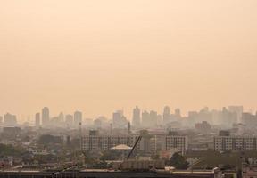 stadsgezicht stedelijke skyline in de mist of smog. breed en hoog beeld van de stad Bangkok in het zachte licht foto