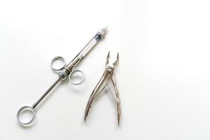 tandheelkundige instrumenten op een witte achtergrond, spuit foto