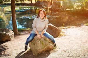 een vrouw lacht in de natuur bij het meer in de lente foto