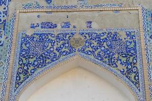 elementen van de oude architectuur van Centraal-Azië. boog en poorten van het oude Aziatische traditionele ornament. foto
