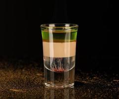 borrelglas met alcohol op een donkere achtergrond foto