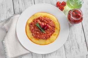 Italiaanse polenta bolognese foto