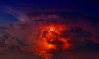 licht oranje zonsondergang hemel met wat wolken oppervlakte abstracte stroom donder wolken in de lucht bij zonsondergang. foto