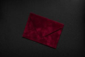 rode envelop op een zwarte achtergrond. foto