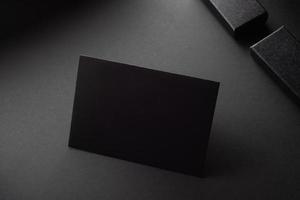 zwarte envelop op een zwarte achtergrond. foto