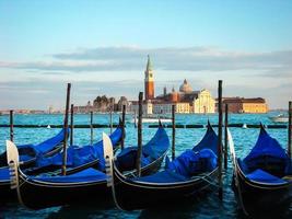 afgemeerde gondels en san giorgio di maggiore foto