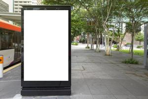 digitale media blanco reclamebord in de bushalte, blanco reclameborden openbare commercial met passagiers, uithangbord voor productadvertentieontwerp foto
