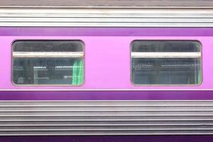 paarse treinwagon foto