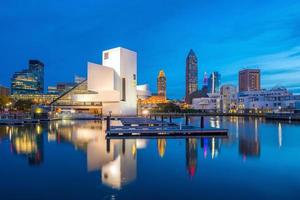 skyline van het centrum van Cleveland vanaf de oever van het meer foto