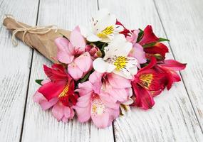 alstroemeria bloemen op een tafel foto