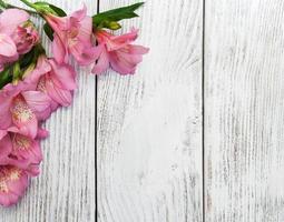 alstroemeria bloemen op een tafel foto