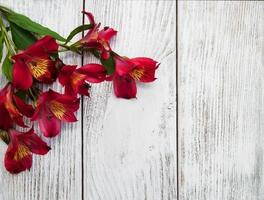 alstroemeria bloemen op een tafel foto