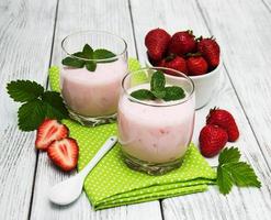 yoghurt met verse aardbeien foto