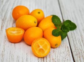 kumquats op een houten tafel foto