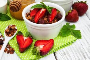huisgemaakte granola met aardbeien foto