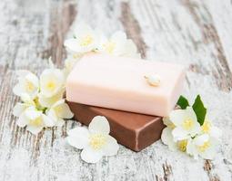 handgemaakte zeep en jasmijnbloemen foto