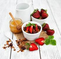 huisgemaakte granola met aardbeien foto