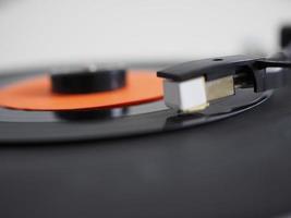 vinylplaat op draaitafel foto