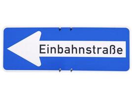 einbahnstrasse bord met eenrichtingsverkeer foto