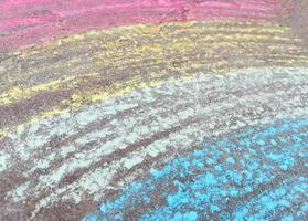 regenboog is getekend met krijt op het asfalt. gekleurde zomer achtergrond. kinderen tekenen, lgbt-symbool foto