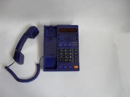 blauwe retro telefoon geïsoleerd op witte achtergrond foto