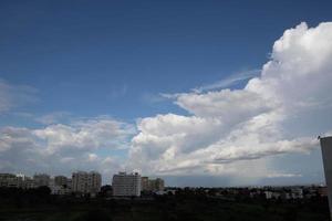 zomer blauwe hemel wolk gradiënt lichte witte achtergrond. schoonheid helder bewolkt in de zon kalme heldere winterlucht gemaakt. somber levendig cyaan landschap in omgeving dag horizon skyline uitzicht lente wind foto