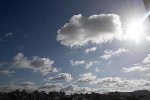 luchtwolken in de blauwe lucht foto