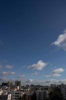 luchtwolken in de blauwe lucht foto