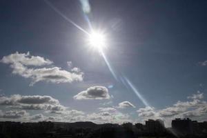 luchtwolken in de blauwe lucht foto