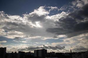 zomer blauwe hemel wolk gradiënt lichte witte achtergrond. schoonheid helder bewolkt in de zon kalme heldere winterlucht gemaakt. somber levendig cyaan landschap in omgeving dag horizon skyline uitzicht lente wind foto