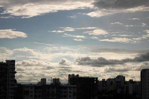 luchtwolken in de blauwe lucht. foto