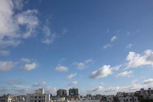 luchtwolken in de blauwe lucht foto