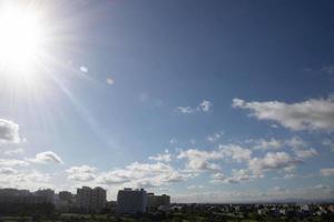 luchtwolken in de blauwe lucht foto