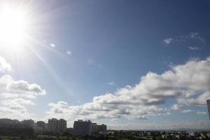 luchtwolken in de blauwe lucht foto