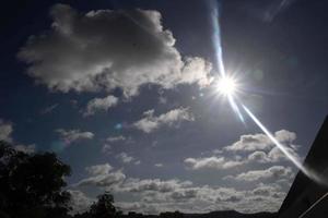 luchtwolken in de blauwe lucht foto