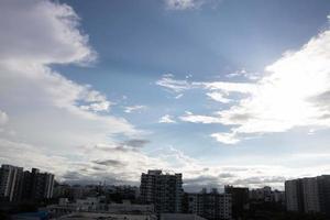 luchtwolken in de blauwe lucht foto
