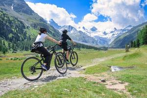 twee vriendinnen tijdens een fietstochtje foto