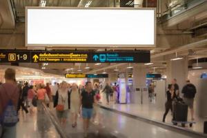 leeg reclameaanplakbord bij luchthaven grote lcd-advertentie als achtergrond foto