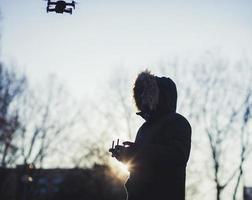 silhouet man gebruikt drones foto