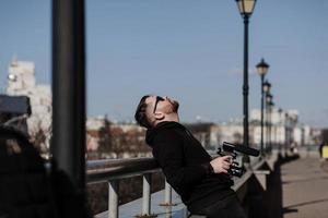 bebaarde man met een camera foto