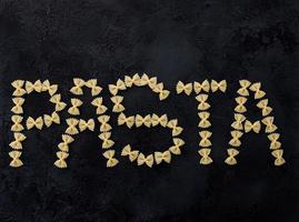 woord pasta op donkere achtergrond. foto