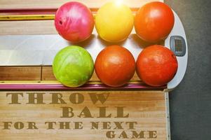 het woord bal gooien voor de volgende game achtergrond bowlingballen foto